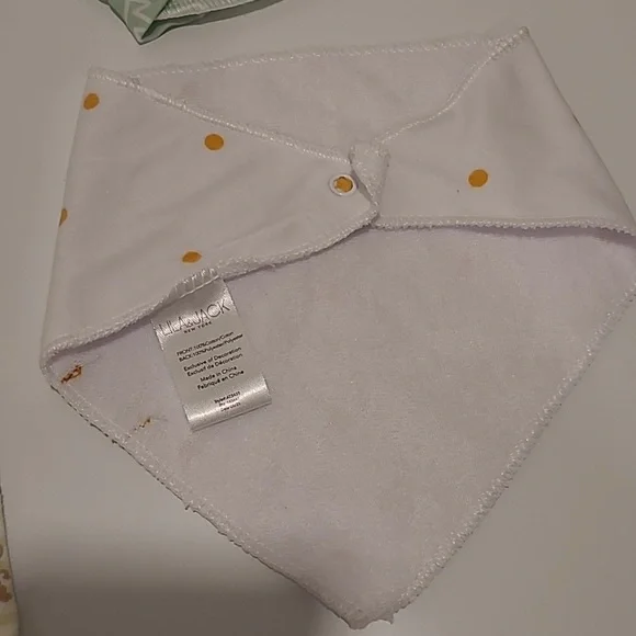 Gerber Cream and Green Baby Footie Bibs Set Newborn - Picture 5 of 7